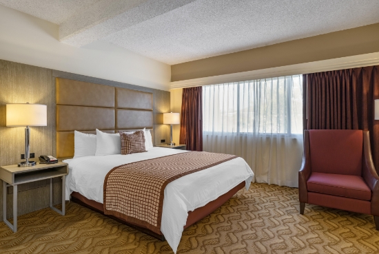 Guest room at Thousand Oaks Inn